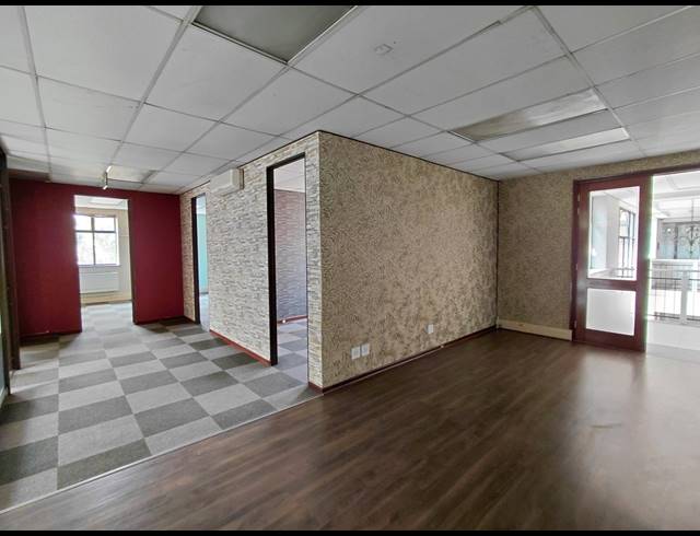 143M² OFFICE TO LET IN LYME PARK